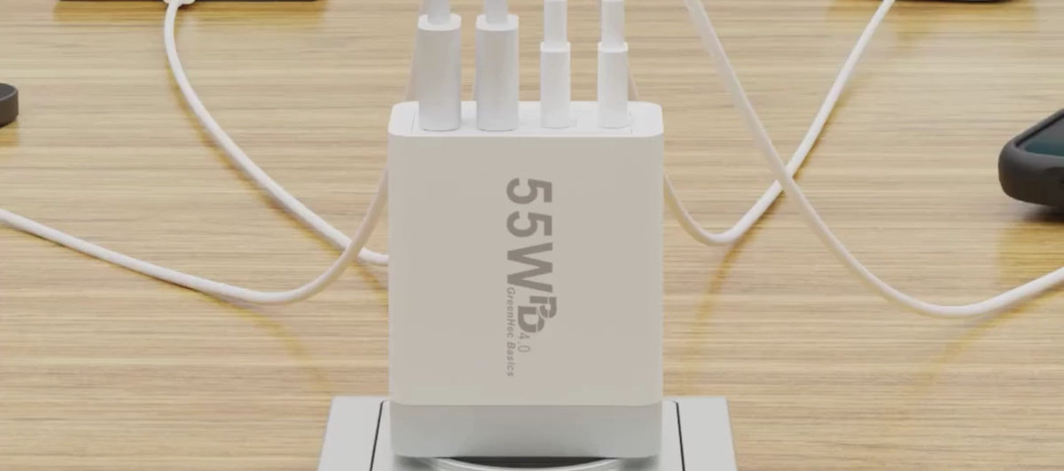 Schreibtisch mit Laptop und iPhone, das kabellos auf einem GreenHec-Ladepad lädt