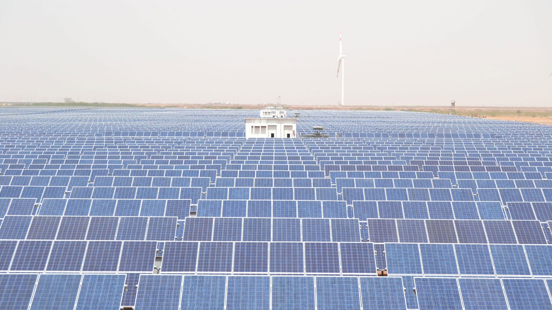 Große Solar Plantage in einer Wüste